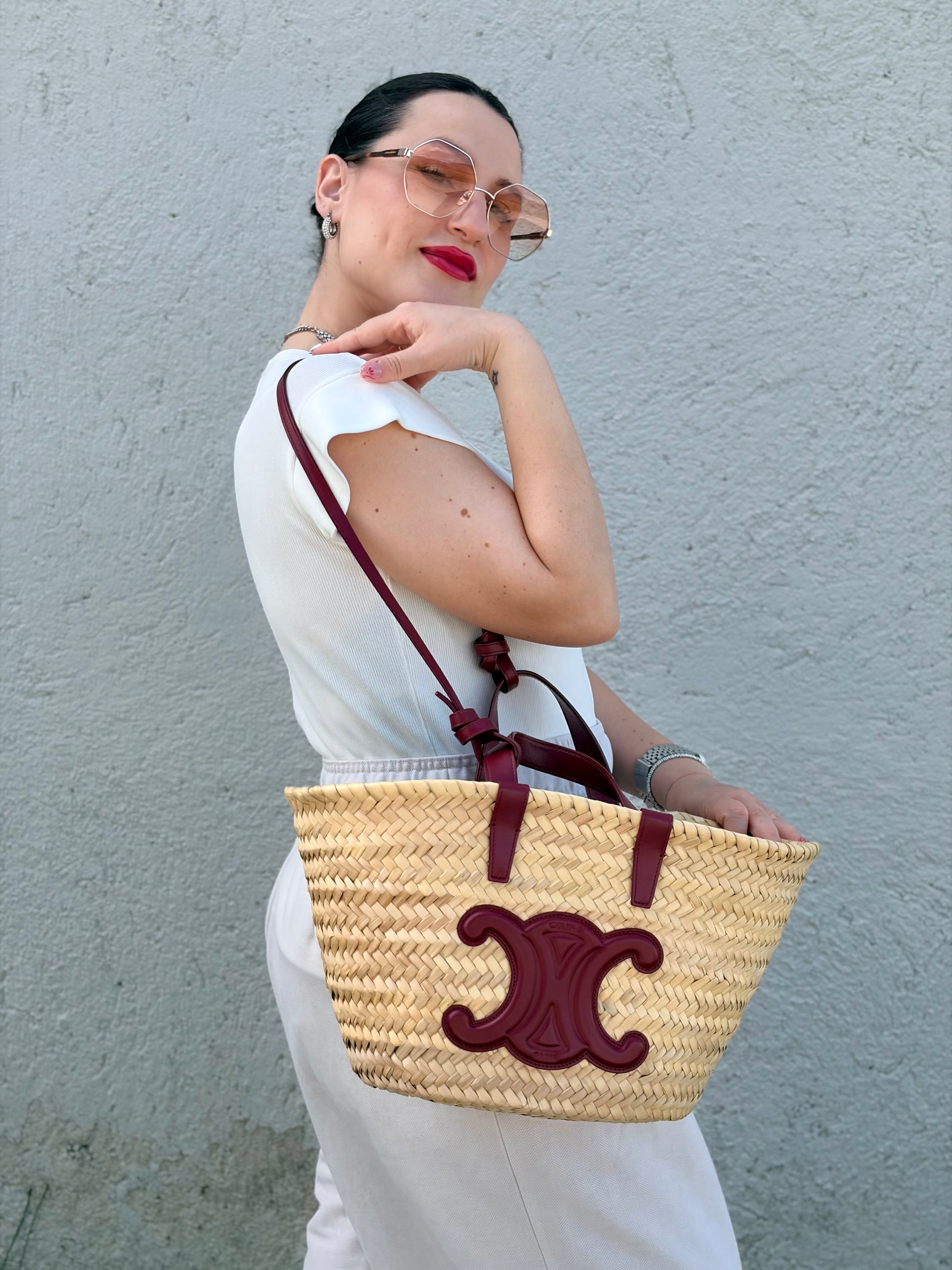 Indossata, Borsa Celine in rafia beige e finiture in pelle bordeaux, munita di doppi manici e una tracolla in pelle. Indossabile a mano oppure a spalla. Originale, usata, di lusso, in ottime condizioni.