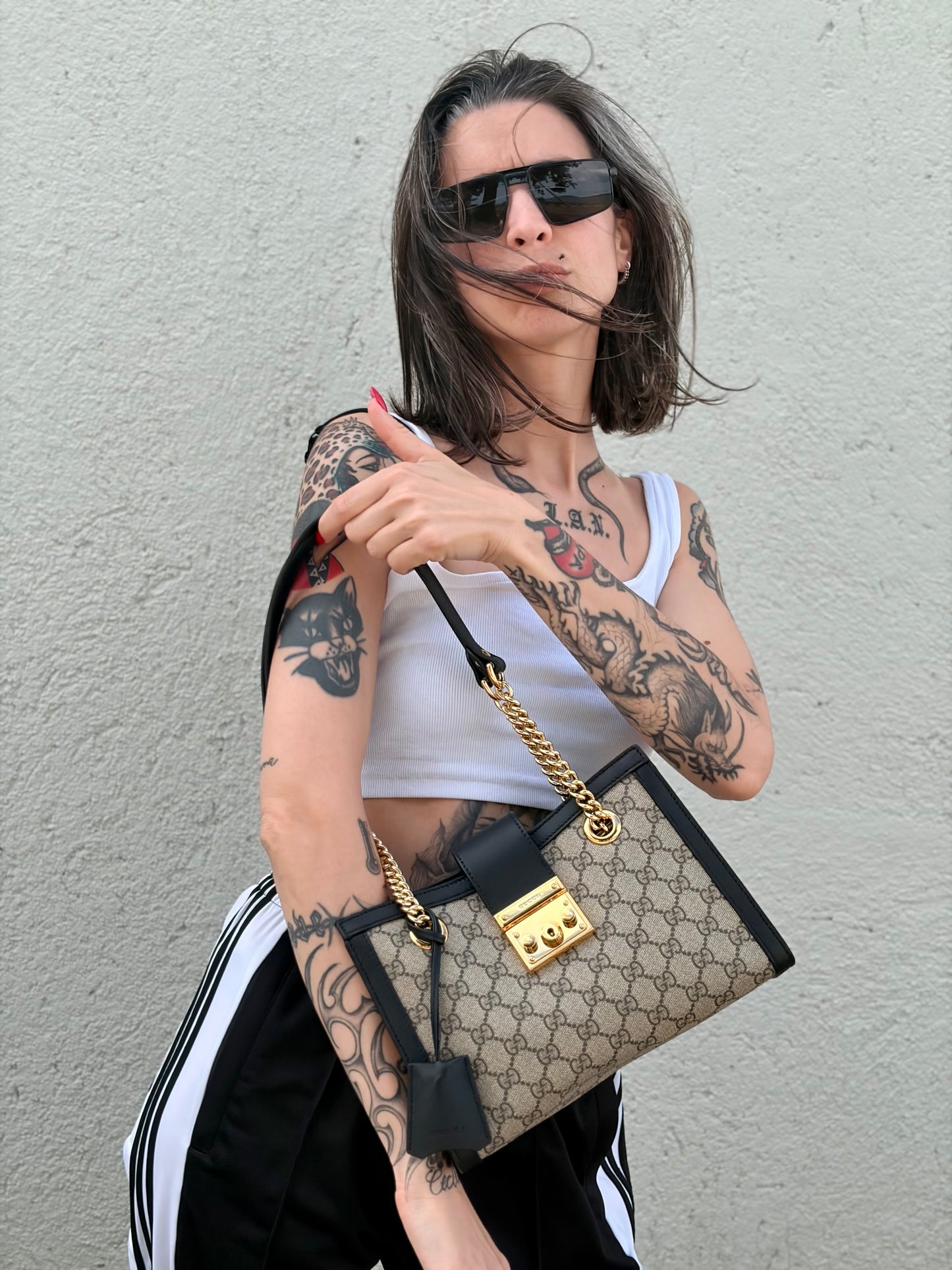 Indossata, Borsa Gucci in canvas GG monogram con finiture in pelle nera e parti metalliche dorate; munita di doppi manici in catena con spallacci in pelle. Originale, usata, di lusso, in condizioni eccellenti.