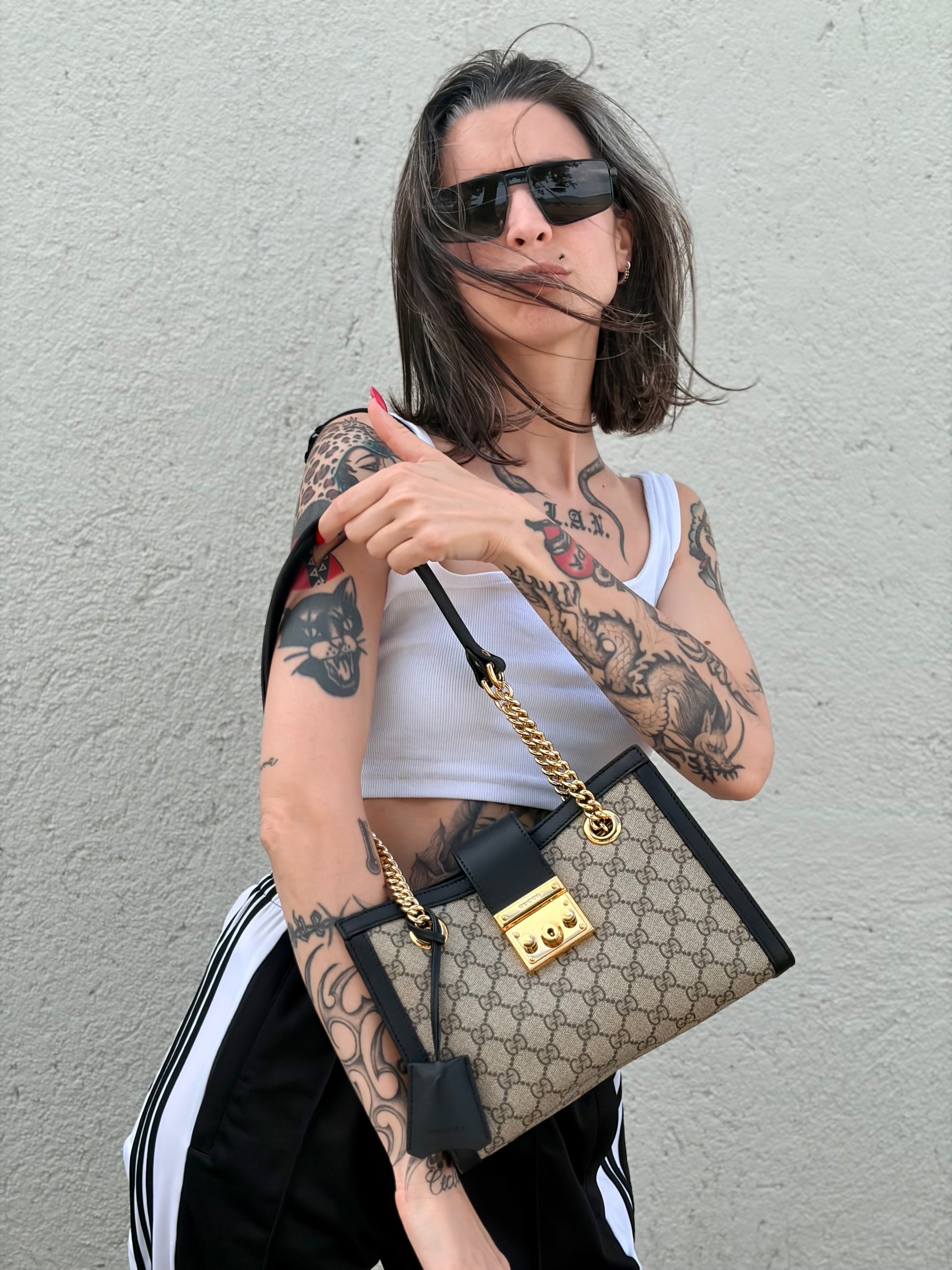 Indossata, Borsa Gucci in canvas GG monogram con finiture in pelle nera e parti metalliche dorate; munita di doppi manici in catena con spallacci in pelle. Originale, usata, di lusso, in condizioni eccellenti.