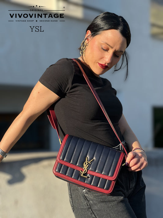 Elegante borsa Yves Saint Laurent Solferino in pelle trapuntata blu con dettagli rossi e iconico logo YSL dorato. Un accessorio sofisticato e di lusso, ideale per completare qualsiasi look.