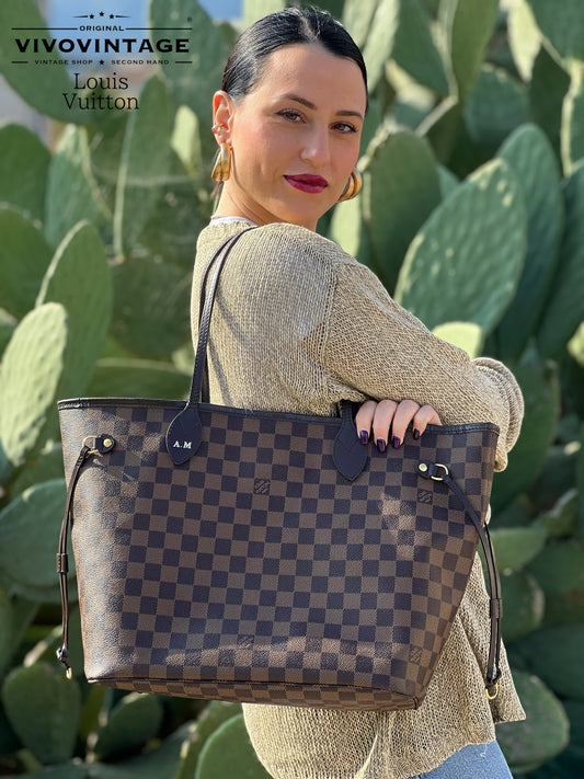 Louis Vuitton Neverfull MM personalizzata con iniziali 'A.M.', in tela Damier, un mix di eleganza e funzionalità per un tocco unico e distintivo.