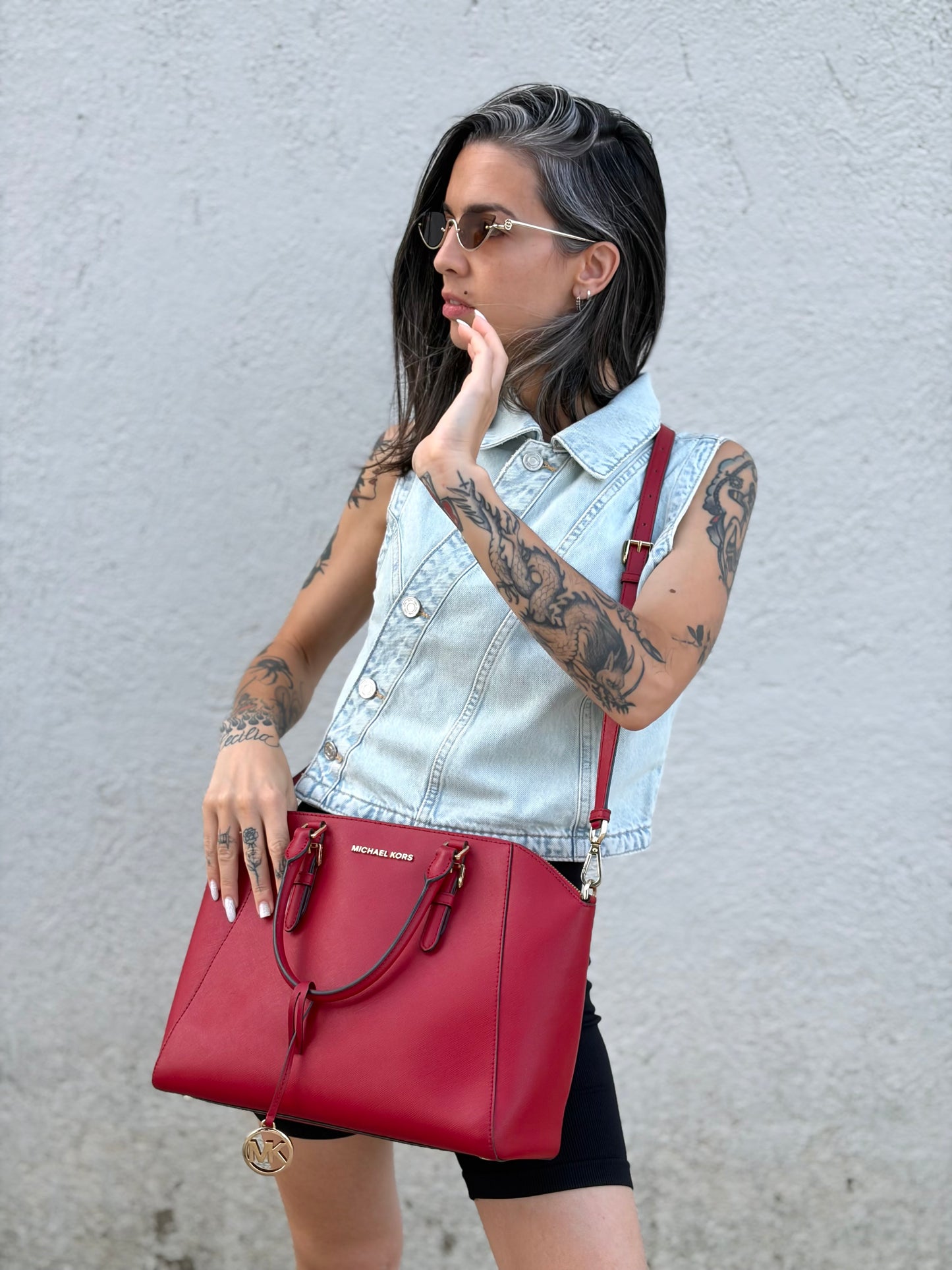 Indossata, Borsa MK in pelle saffiano rossa con hardware dorato. Indossabile a mano oppure a tracolla. Originale, usata, di lusso, in ottime condizioni.