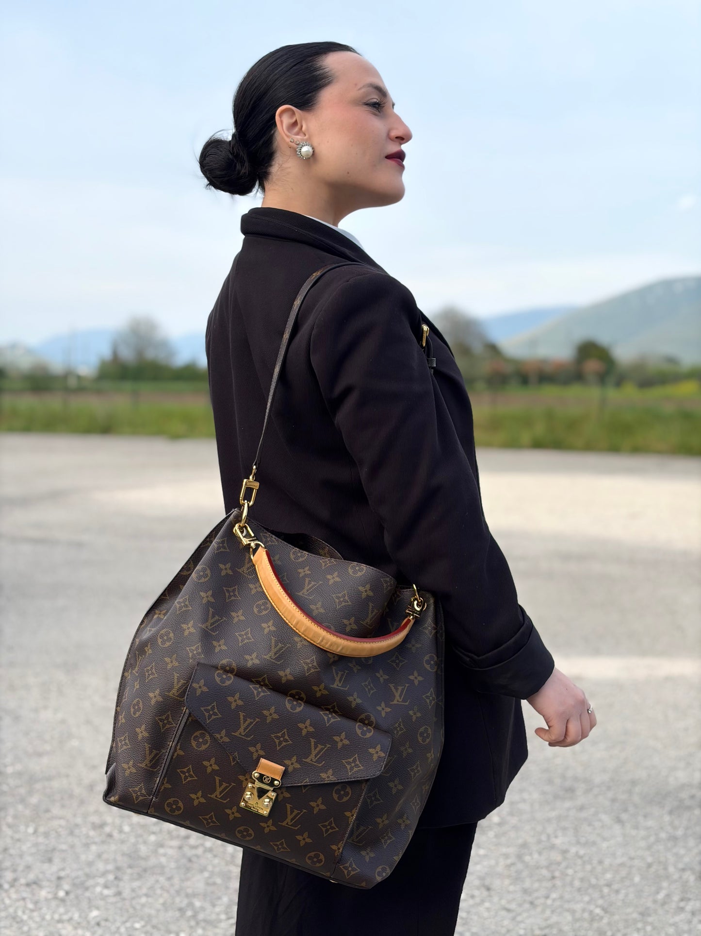 Indossata, Borsa Louis Vuitton Mètis nella versione Hobo, di lusso, originale, ottime condizioni, usata.