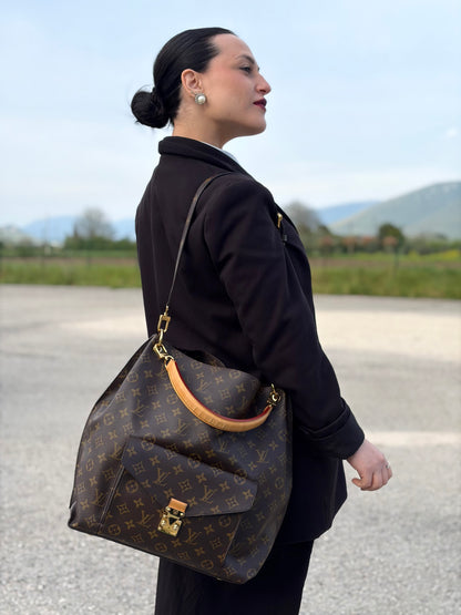 Indossata, Borsa Louis Vuitton Mètis nella versione Hobo, di lusso, originale, ottime condizioni, usata.