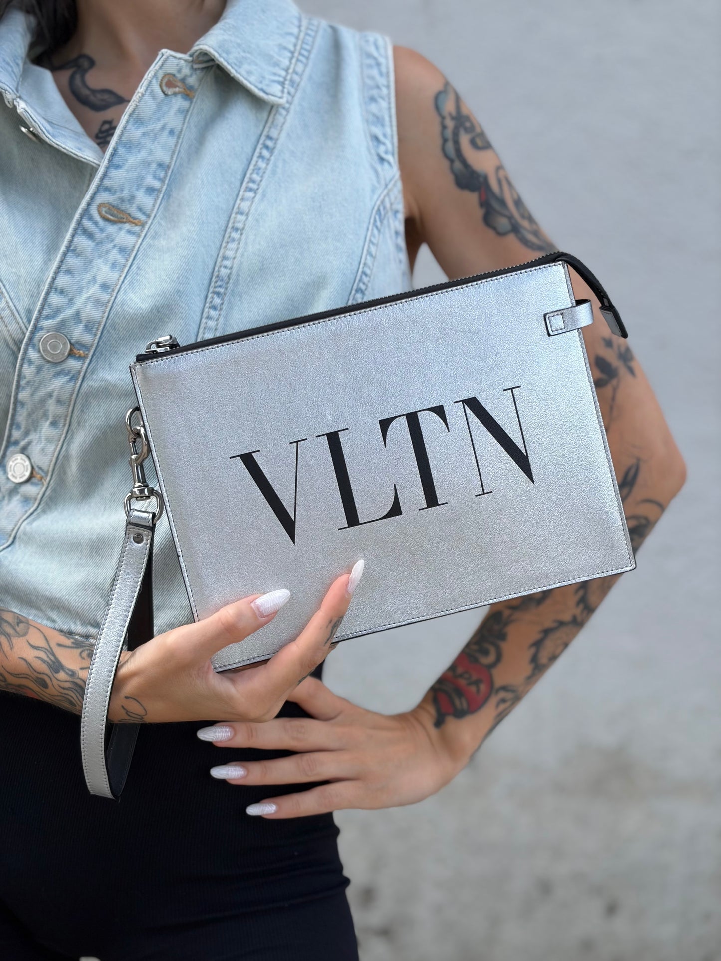 Pochette Valentino Garavani argentata