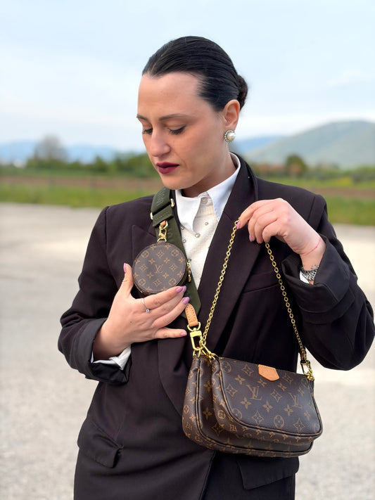 Indossata, Multi Pochette Accessoires Louis Vuitton in canvas marrone monogram con dettagli in vacchetta naturale, manico in catena dorata e tracolla in tessuto Jacquard verde kaki, di lusso, originale, ottime condizioni, usata.