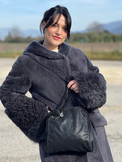 indossata Borsa Stella McCartney Falabella in tessuto vegano nero con parti metalliche tono su tono. Completa di dustbag, di lusso, originale, eccellenti condizioni. 