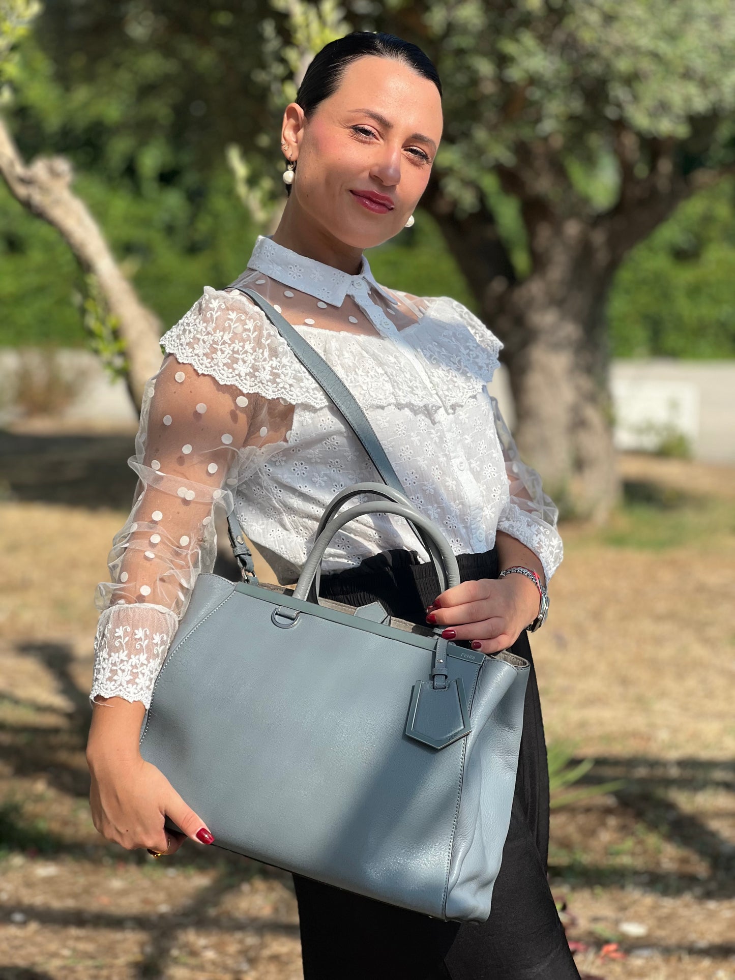 indossata Borsa Fendi in pelle color azzurro polvere rifinita con parti metalliche argentate; munita di doppi manici stondati e una tracolla amovibile 