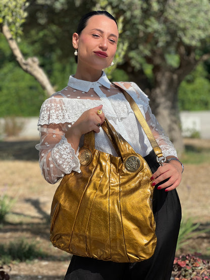 indossata Borsa Gucci in pelle lucida color oro bronzato rifinita con inserti metallici tono su tono; munita di doppi manici e una tracolla amovibile 