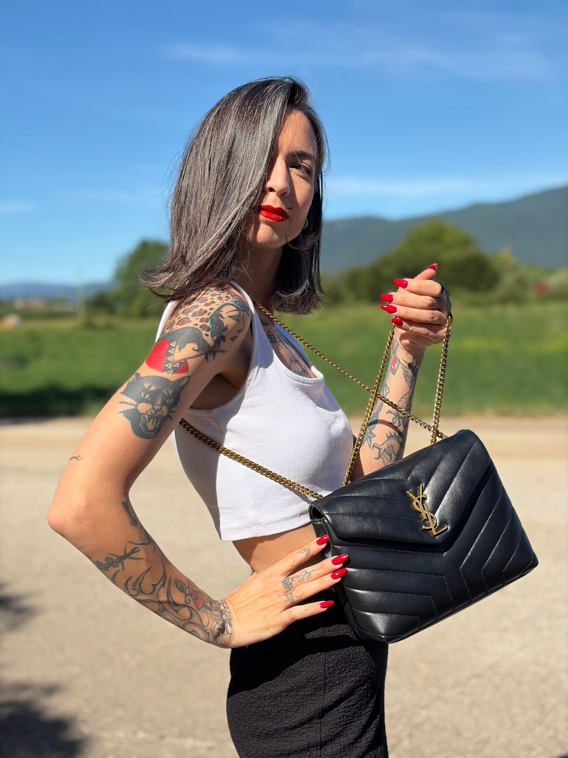 Indossata, Borsa Saint Laurent in pelle di agnello morbida con impunture trapuntate chevron, nera con hardware dorato, può essere portata a spalla o a tracolla, di lusso, originale, ottime condizioni