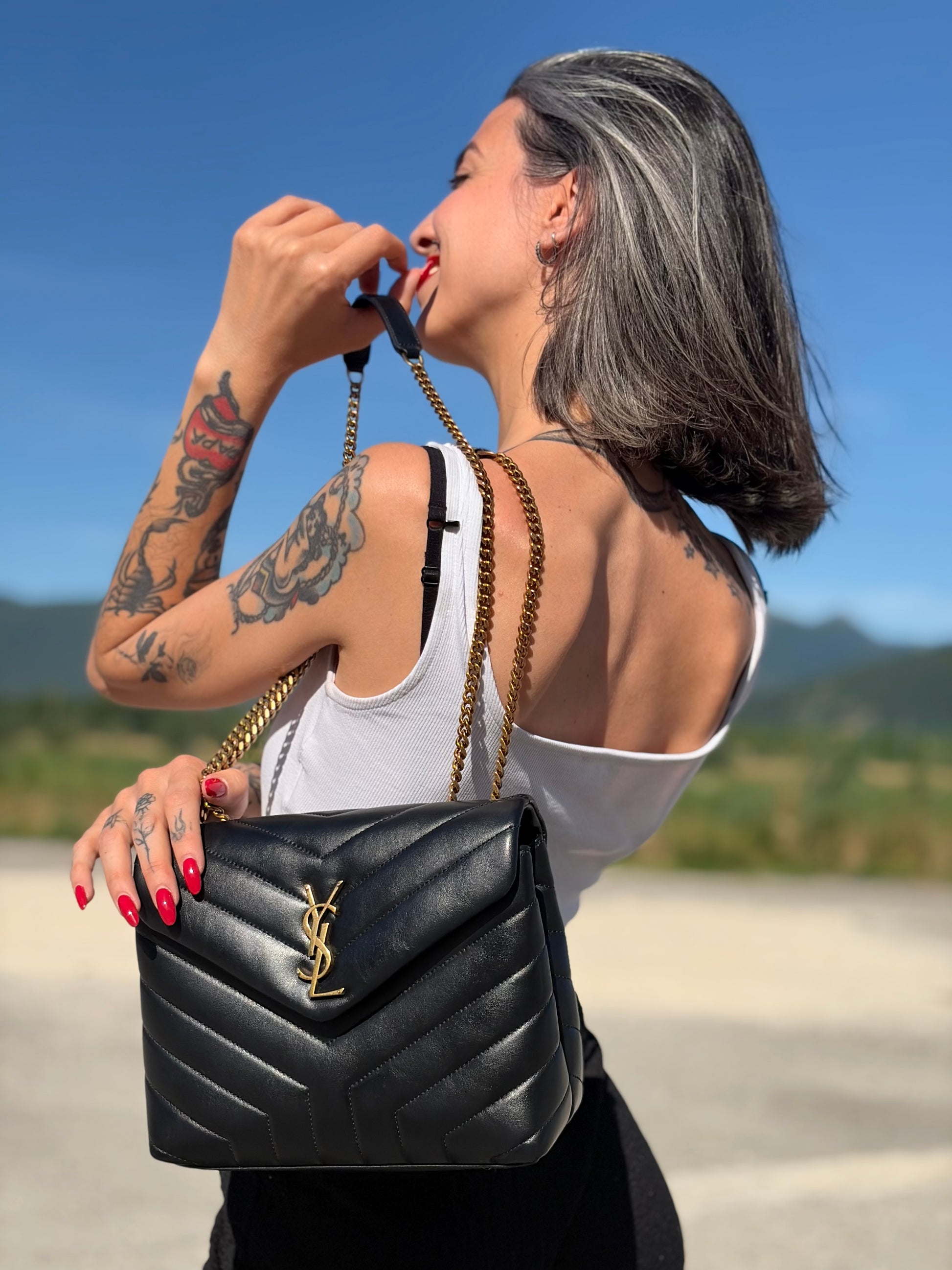 Indossata, Borsa Saint Laurent in pelle di agnello morbida con impunture trapuntate chevron, nera con hardware dorato, può essere portata a spalla o a tracolla, di lusso, originale, ottime condizioni