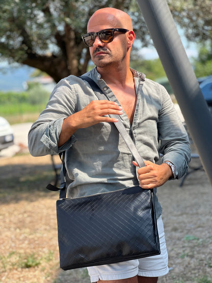  Cartella Bottega Veneta in pelle intrecciata nera, rifinita con inserti metallici argentati e munita di una tracolla regolabile