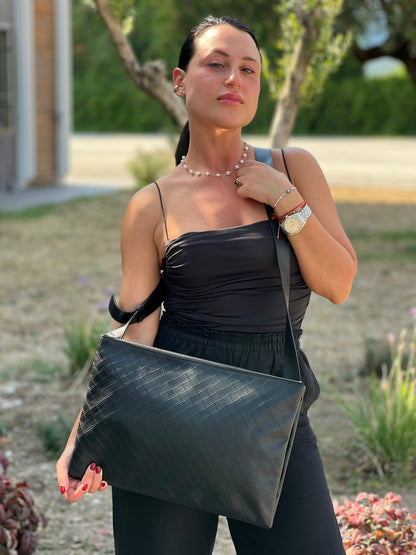 Cartella Bottega Veneta in pelle intrecciata nera, rifinita con inserti metallici argentati e munita di una tracolla regolabile