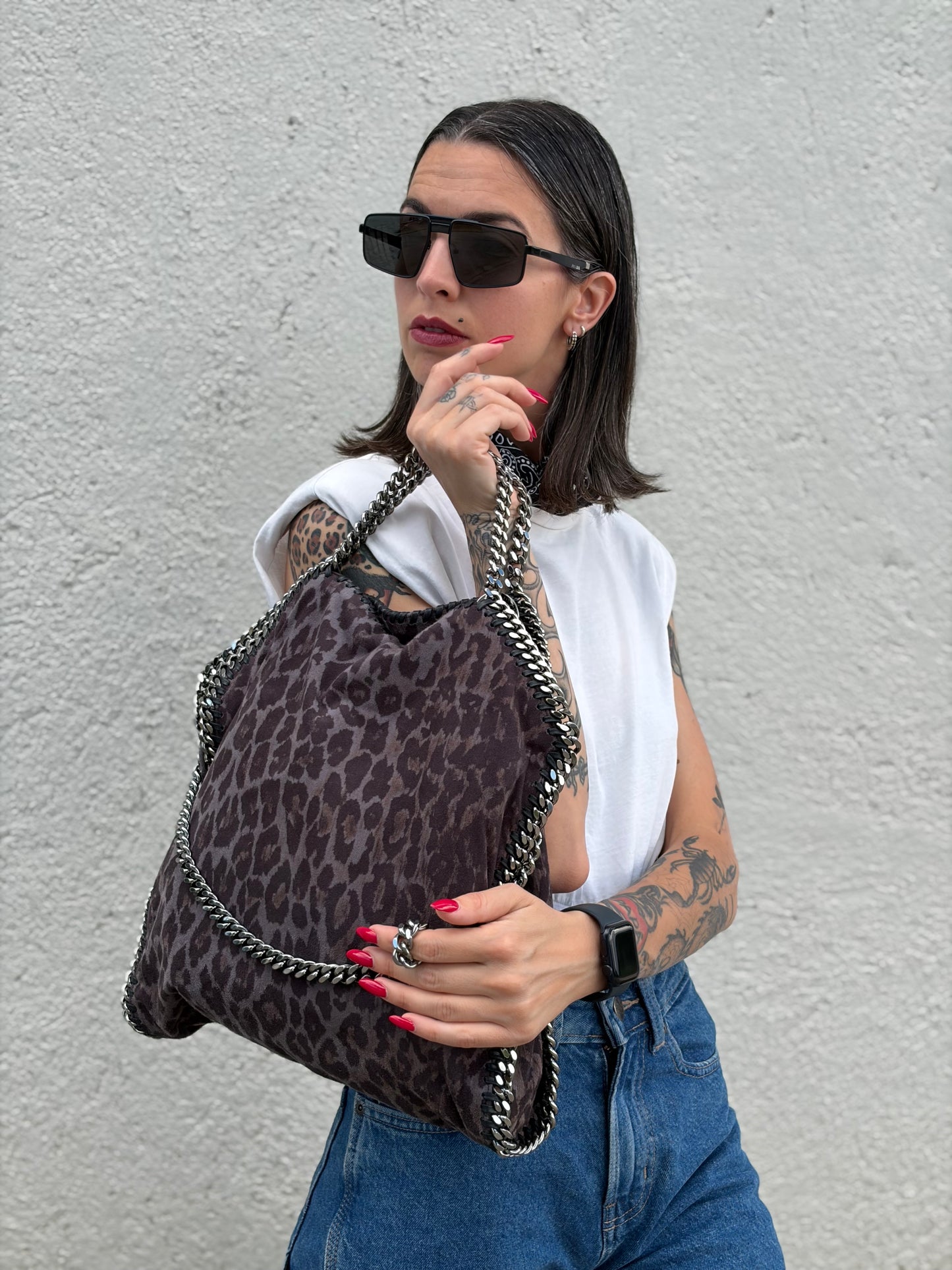 Ragazza che indossa una borsa Stella McCartney modello Fold Over Tote realizzata in shaggy dear greige effetto scamosciato, usata, originale, second hand, in ottime condizioni.