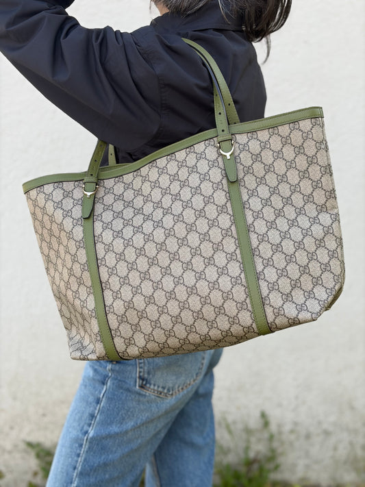 Indossata, Borsa Gucci con finiture in canvas beige e finiture in pelle verde salvia. Indossabile a spalla. Originale, usata, di lusso, in ottime condizioni.