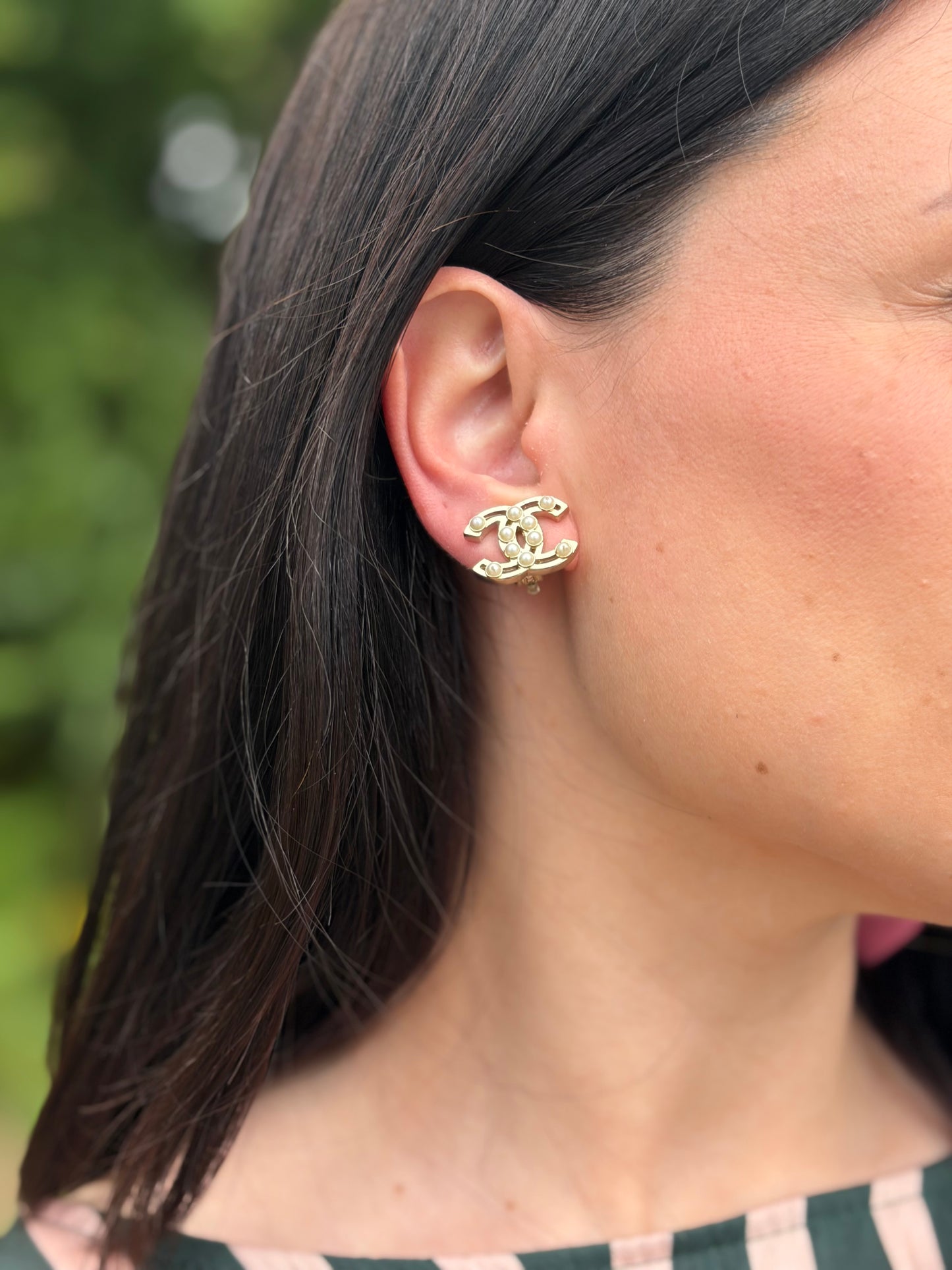 Orecchini CC Chanel un accessorio iconico e raffinato in metallo dorato, impreziositi da eleganti perle decorative. Originale, usati, in ottime condizioni.