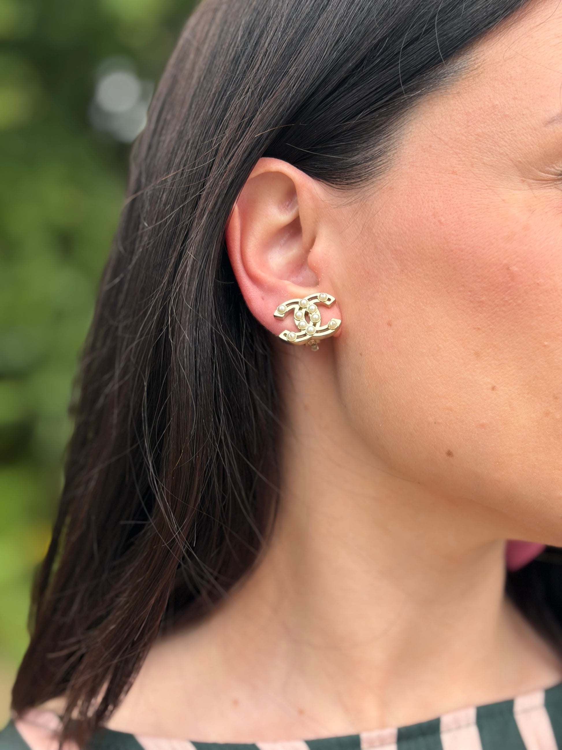Orecchini CC Chanel un accessorio iconico e raffinato in metallo dorato, impreziositi da eleganti perle decorative. Originale, usati, in ottime condizioni.