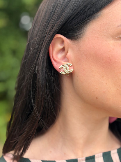 Orecchini CC Chanel un accessorio iconico e raffinato in metallo dorato, impreziositi da eleganti perle decorative. Originale, usati, in ottime condizioni.