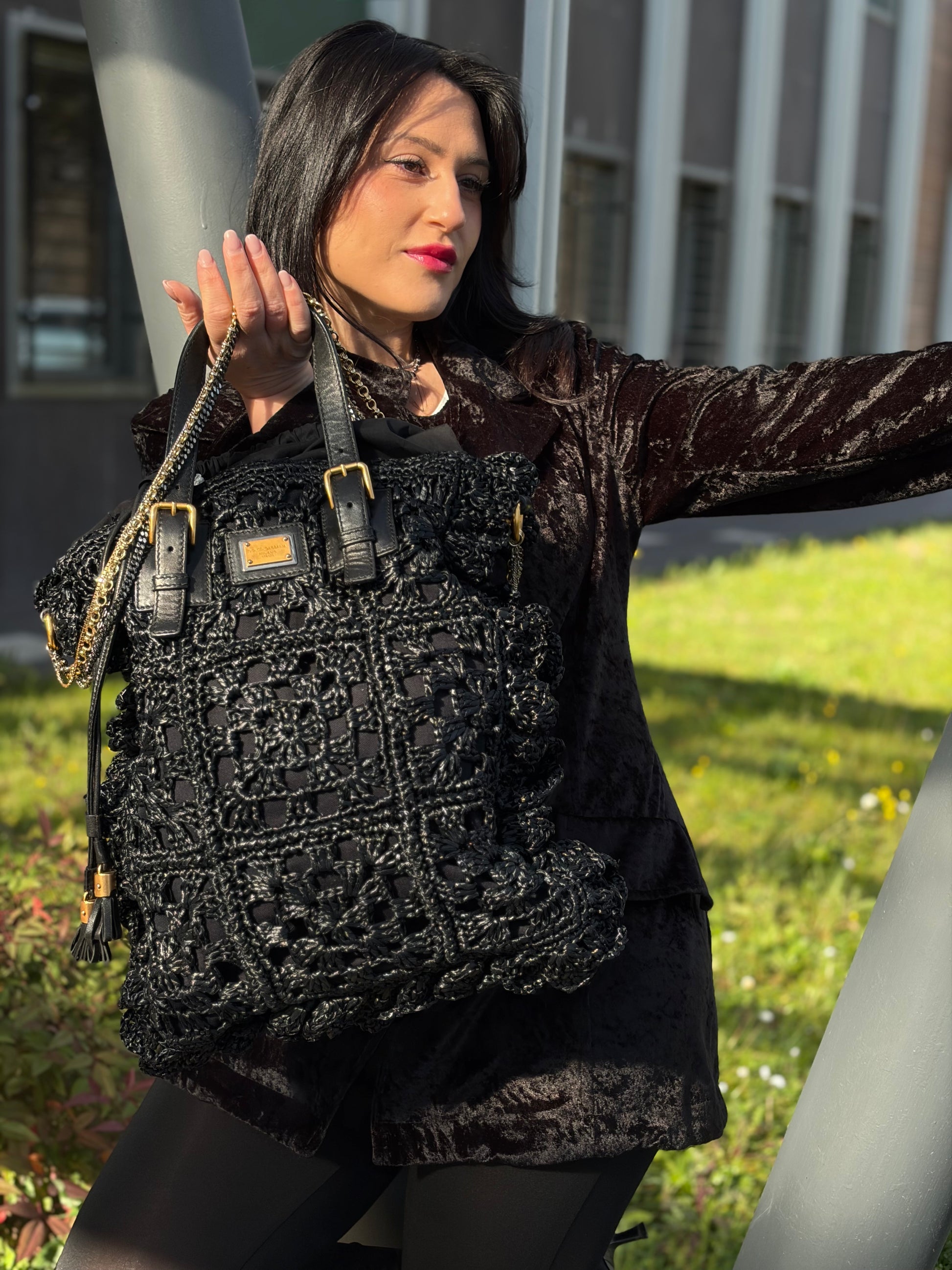 indossata  Borsa Dolce & Gabbana in rafia e pelle nera, dalla struttura morbida e capiente, di lusso, originale, ottime condizioni, usata. 