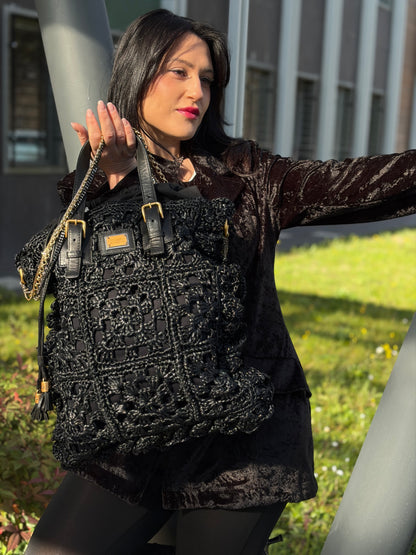 indossata  Borsa Dolce & Gabbana in rafia e pelle nera, dalla struttura morbida e capiente, di lusso, originale, ottime condizioni, usata. 