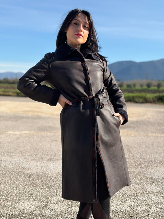 Cappotto Fendi in pelle marrone con interni in lana blu; impreziosito da una cintura in vita, di lusso, originale, ottime condizioni, usato.