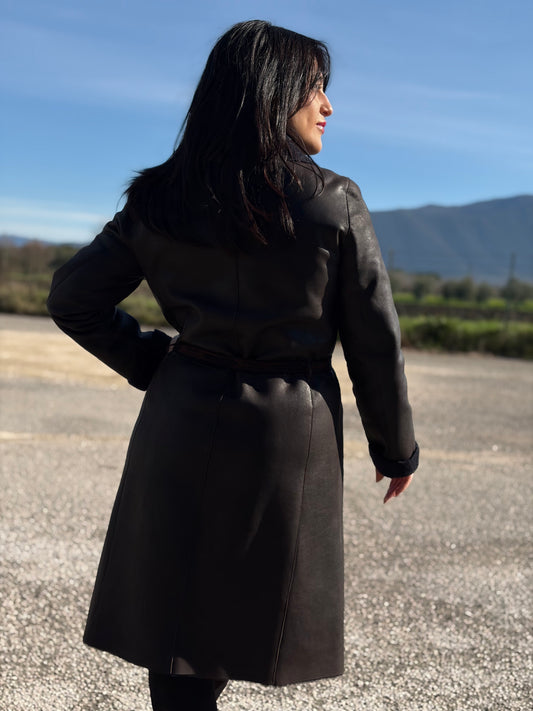 Cappotto Fendi in pelle marrone con interni in lana blu; impreziosito da una cintura in vita, di lusso, originale, ottime condizioni, usato.