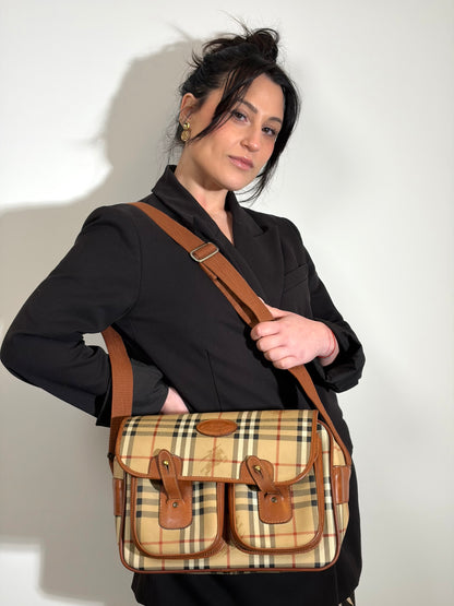 Ragazza che indossa una borsa Burberry trama tartan, con metalleria dorata, usata, originale, second hand, in ottime condizioni.