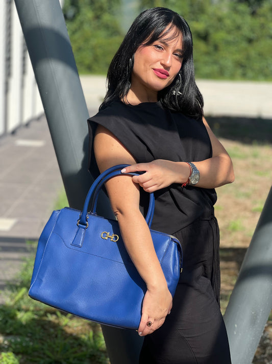 Borsa Salvatore Ferragamo in pelle saffiano blu con parti metalliche dorate; munita di doppi manici stondati e una tracolla amovibile e regolabile