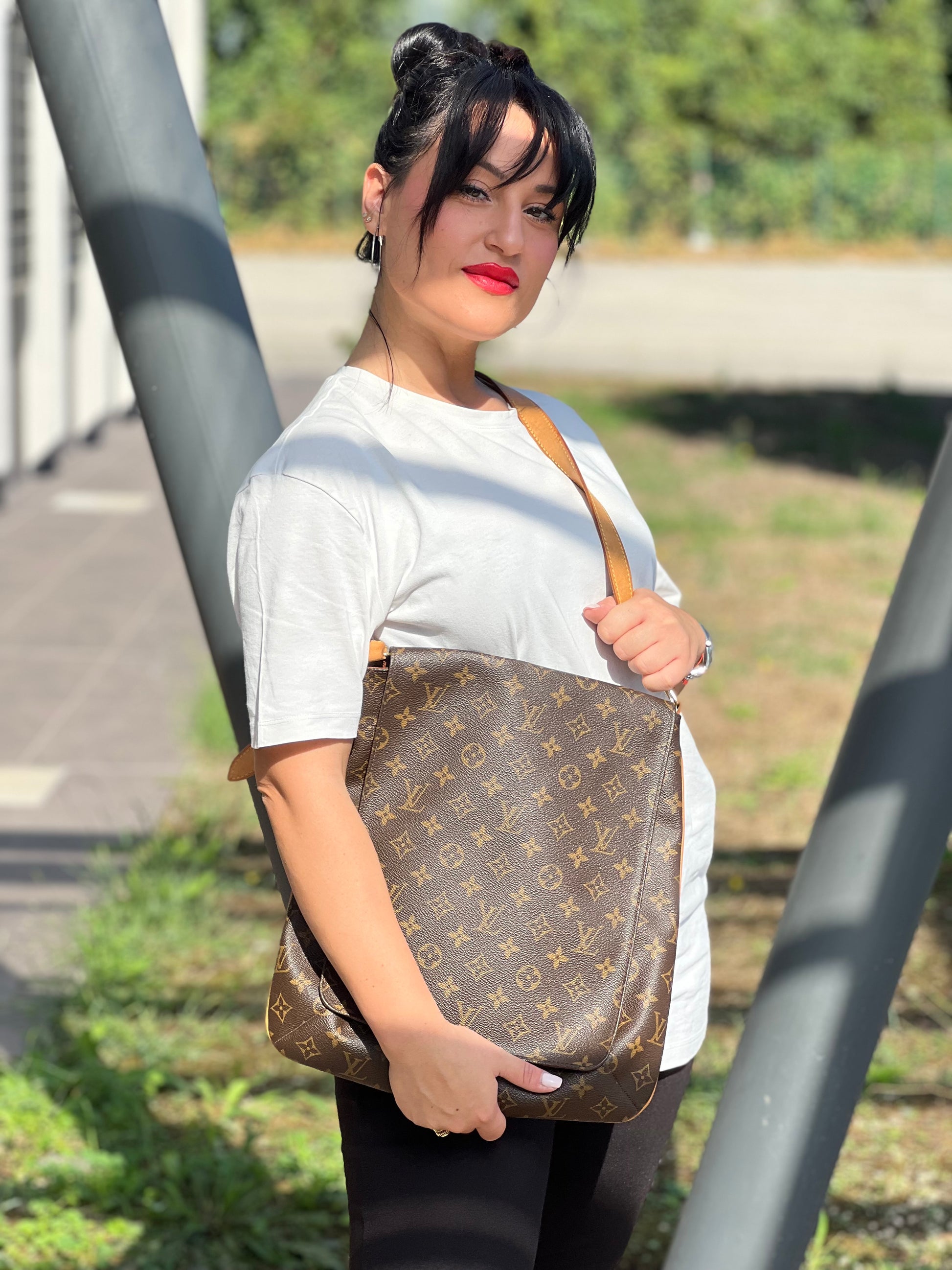 Ragazza chi indossa Borsa LV in canvas marrone monogram rifinita con parti in vacchetta naturale e inserti metallici dorati