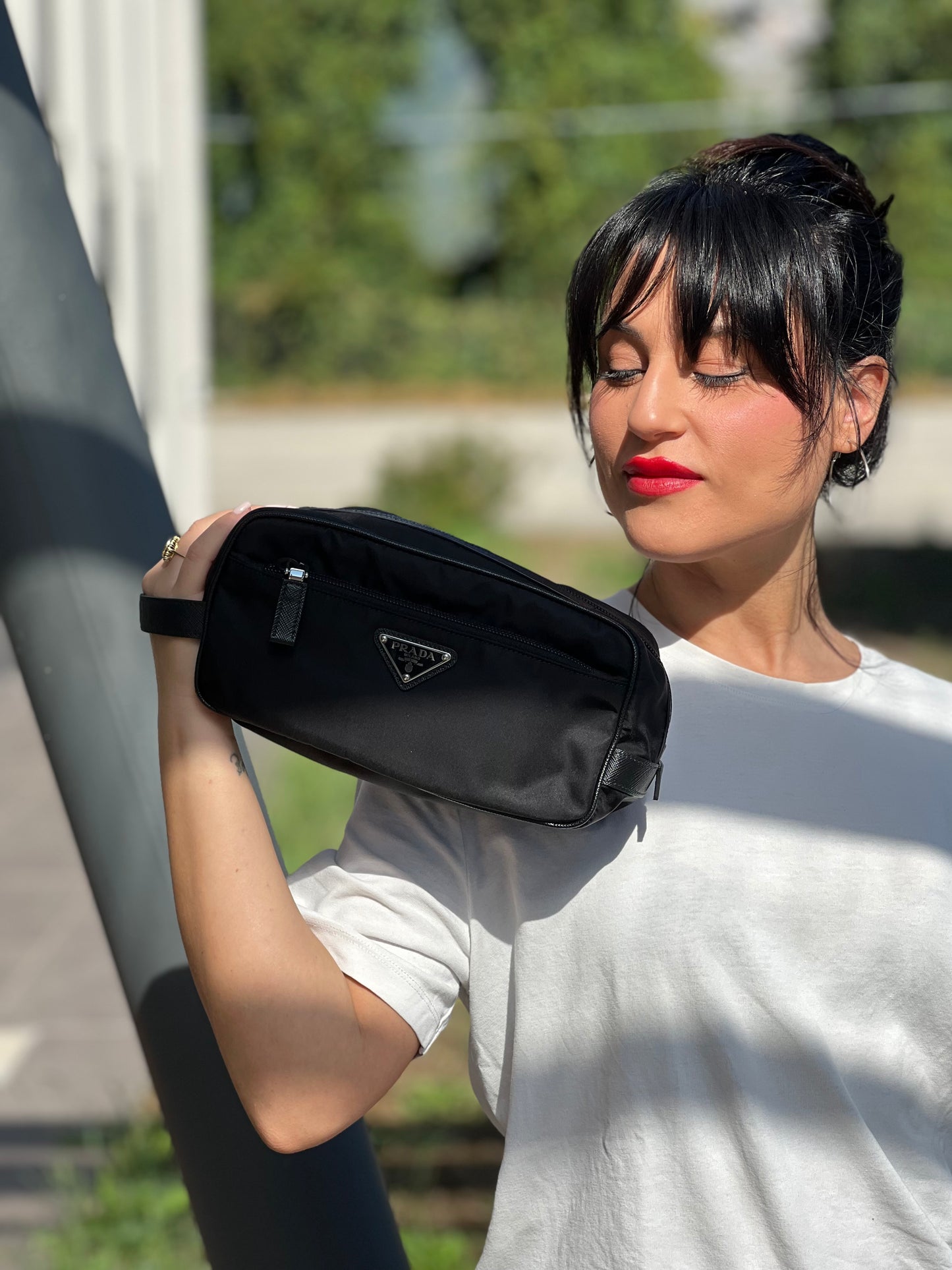 Pochette Prada in nylon nero con finiture in pelle tono su tono e parti metalliche argentate