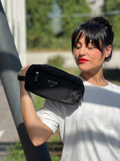 Pochette Prada in nylon nero con finiture in pelle tono su tono e parti metalliche argentate