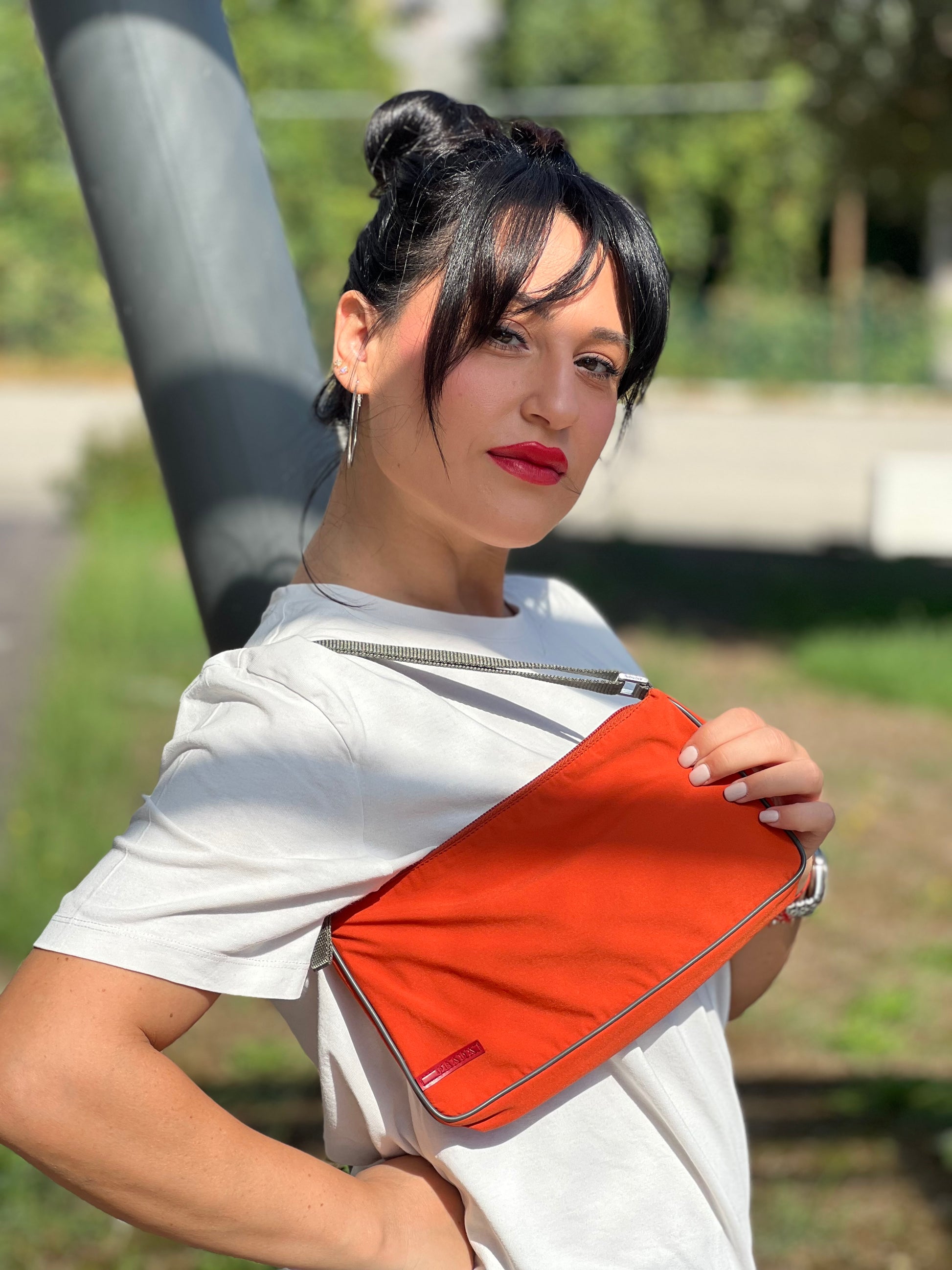indossata Borsa Prada in nylon arancione con finiture in pelle grigia e parti metalliche argentate