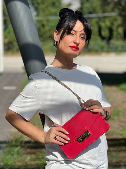 Borsa Furla in pelle rosso fragola con parti metalliche dorate; munita di una tracolla scorrevole in catena