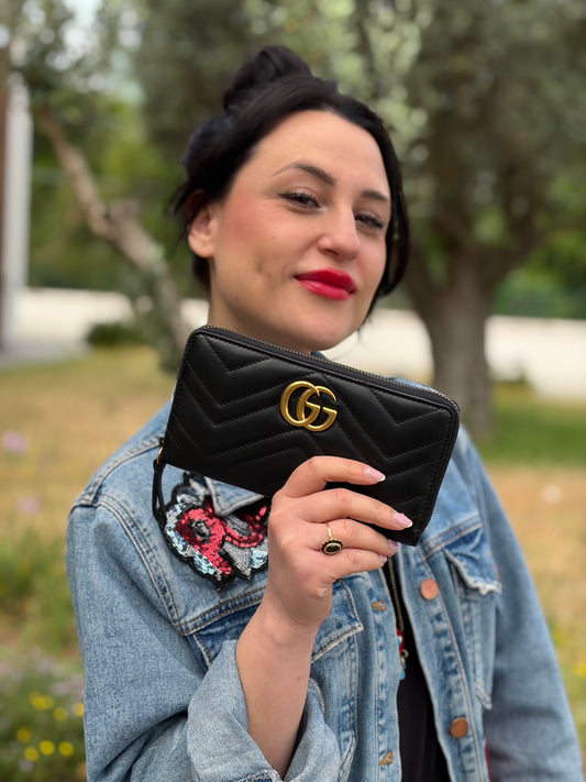  Portafoglio Gucci Marmont in pelle nera e hardware dorato