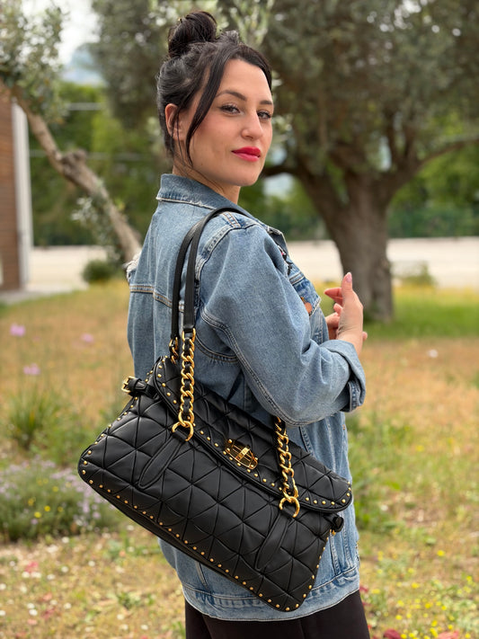  Borsa Miu Miu in pelle nera, impreziosita da borchie dorate e doppi manici, di lusso, originale, ottime condizioni, usata.