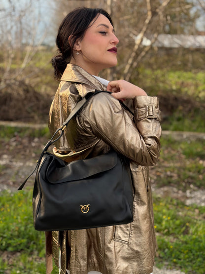 Ragazza che indossa, Borsa Pinko realizzata in morbida pelle nera. Originale, usata, di lusso, in ottime condizioni.