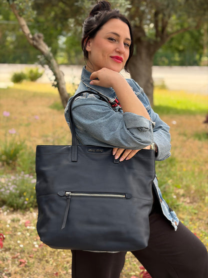 Indossata, Borsa Miu Miu in pelle blu notte, indossabile a spalla. Originale, usata, di lusso, in ottime conddizioni.
