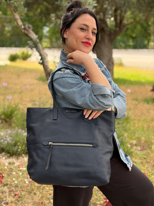Indossata, Borsa Miu Miu in pelle blu notte, indossabile a spalla. Originale, usata, di lusso, in ottime conddizioni.