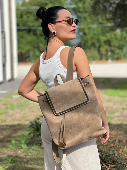 Zaino Brunello Cucinelli in pelle scamosciata marrone tortora con dettagli in pelle liscia e parti metalliche argento imbrunito. Munito di un manico singolo e bretelle regolabili. Originale, usato, in condizioni ottime. 