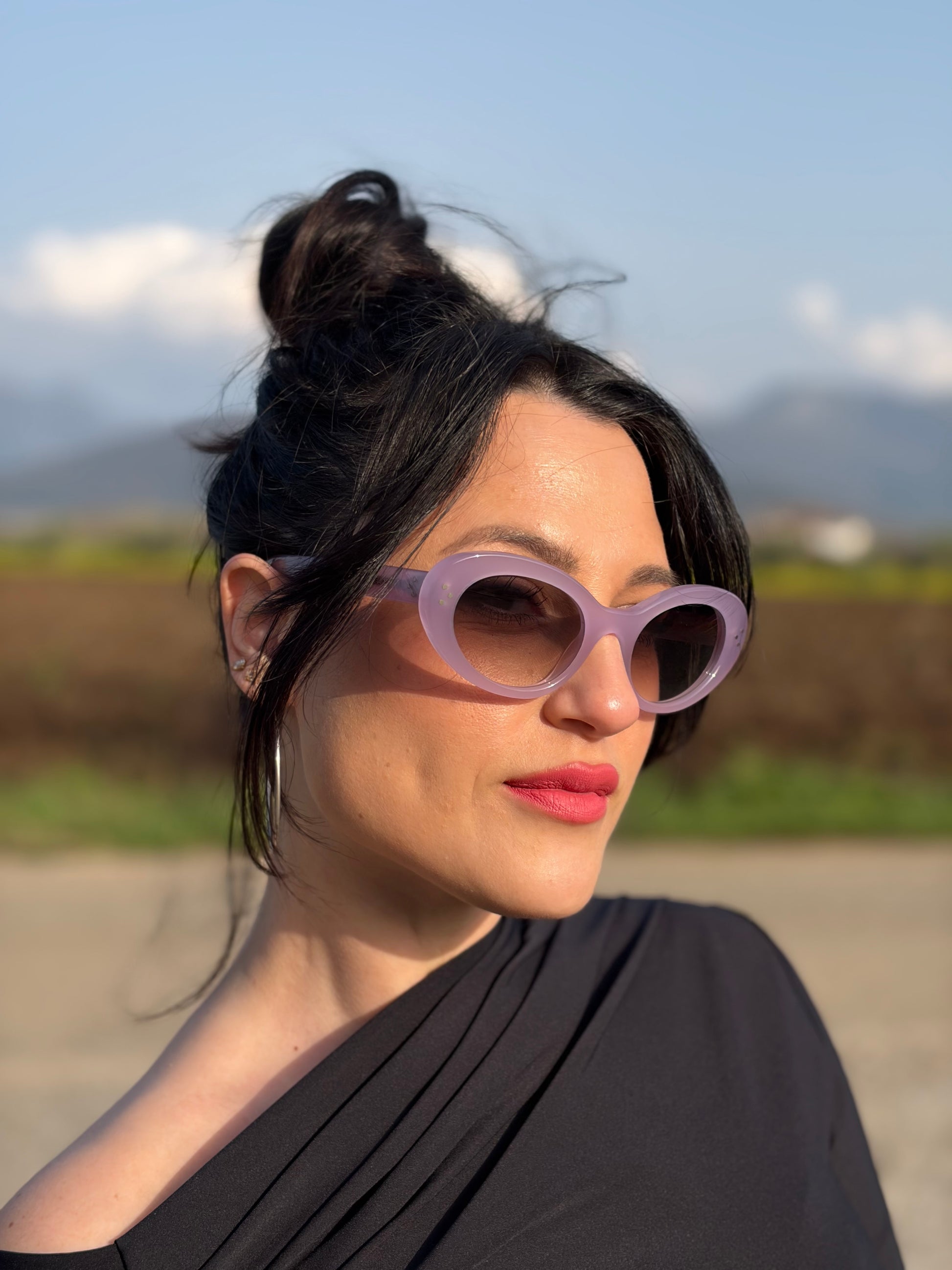 Ragazza che indossa degli occhiali da sole Celine tondi con lenti sfumate grigie, usati, originali, second hand, in ottime condizioni.