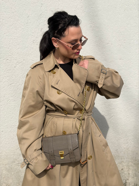 Ragazza che indossa un wallet on chain Proenza Schouler in pelle color tortora e parti metalliche dorate, usato, originale, seconnd hand, in ottime condizioni.