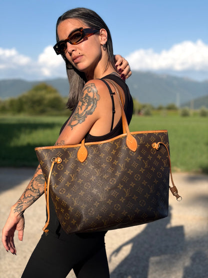 Indossata, Louis Vuitton Neverfull nella versione MM in canvas monogram. Indossabile a spalla. Originale, usata, di lusso, in ottime condizioni.