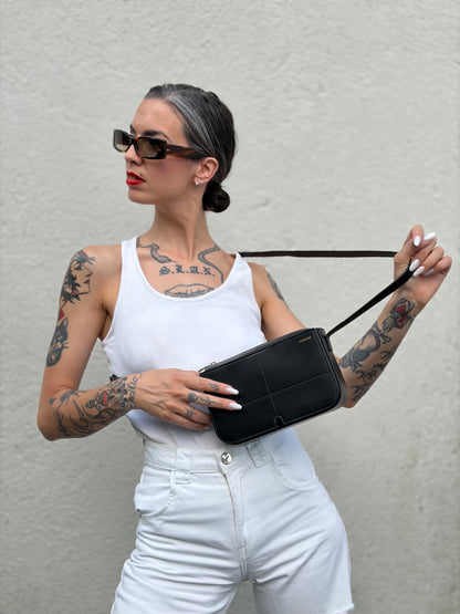 Foto indossata borsa Burberry Snip in pelle liscia nera con tracolla regolabile e hardware dorato. Originale, di lusso, usata, in condizioni eccellenti. 