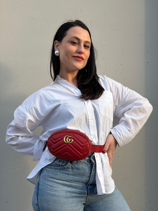 Indossata, Pratico marsupio Gucci in pelle rossa, con iconico logo Marmont in metallo dorato. Originale, usato, di lusso, in ottime condizioni.