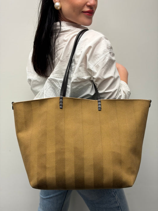 Indossata, Shopping Fendi reversibile caratterizzata dall'iconico motivo a righe Pequin su un lato e dalla classica trama zucchino FF sull'altro. Originale, usata, di lusso, in ottime condizioni.