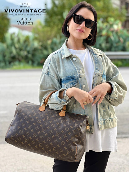 Louis Vuitton Speedy 40 in tela Monogram, personalizzato con iniziali "S.M." e manici in pelle naturale. Borsa iconica e spaziosa, perfetta per viaggi o uso quotidiano.