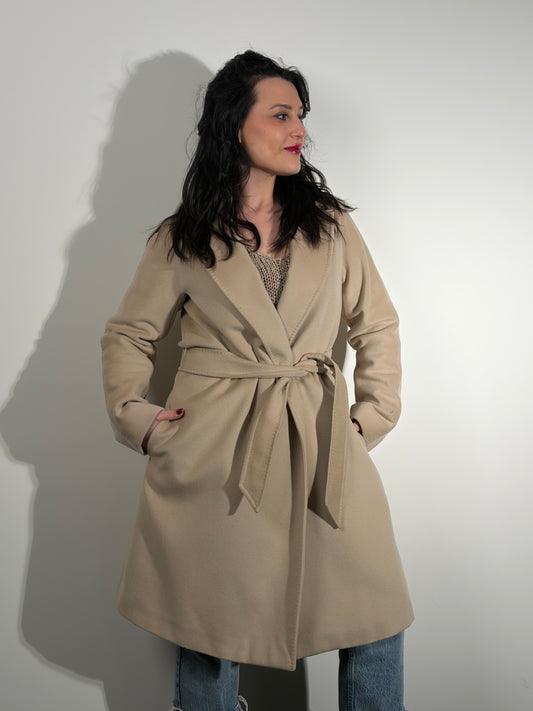 Ragazza che indossa un cappotto Max Mara in lana vergine, di una calda tonalità color avorio, usato, originale, second hand, in ottime condizioni.