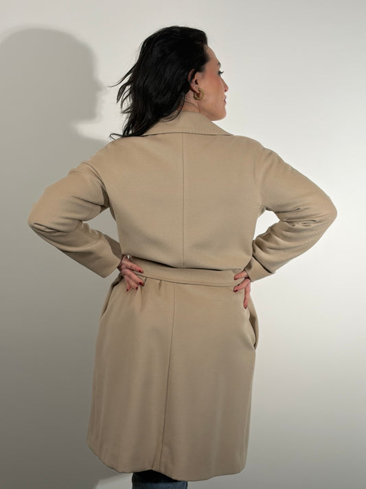 Ragazza che indossa un cappotto Max Mara in lana vergine, di una calda tonalità color avorio, usato, originale, second hand, in ottime condizioni.