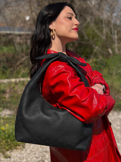 Hobo Louis Vuitton Mahina Why Knot MM nera