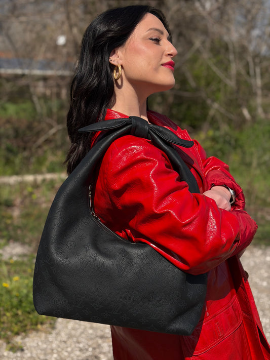 Hobo Louis Vuitton Mahina Why Knot MM nera